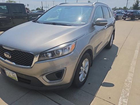 Used 2016 Kia Sorento FWD image 2