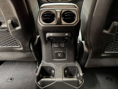 Used 2022 Jeep Wrangler Unlimited Rubicon w/ Steel Bumper Group AWD/4WD image 12