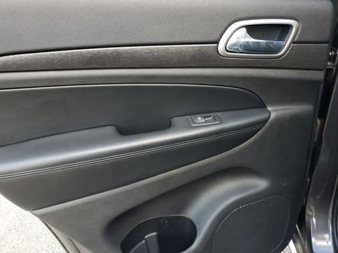 Used 2018 Jeep Grand Cherokee Altitude RWD image 14