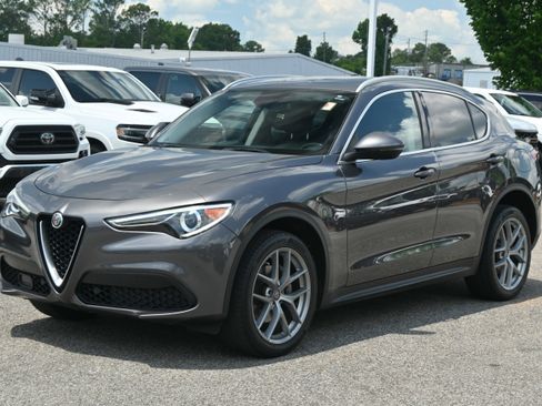 Used 2018 Alfa Romeo Stelvio AWD image 5