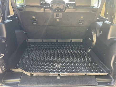 Used 2018 Jeep Wrangler Unlimited Sahara image 19