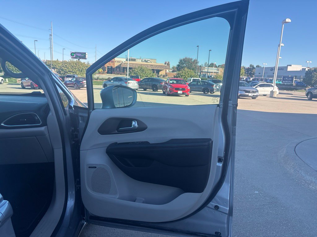 Used 2019 Chrysler Pacifica Touring-L Plus FWD image 26