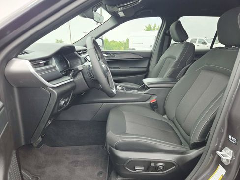 Used 2025 Jeep Grand Cherokee Laredo w/ Luxury Tech Group I AWD/4WD image 12
