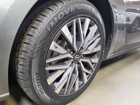 Used 2025 Nissan Altima 2.5 SV FWD image 31