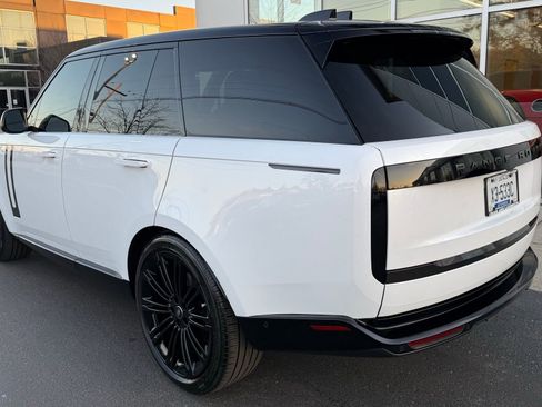 Used 2025 Land Rover Range Rover SE image 3