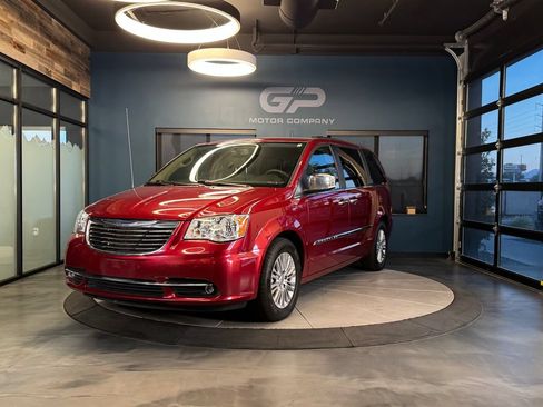 Used 2015 Chrysler Town & Country Touring-L w/ Driver Convenience Group FWD image 7