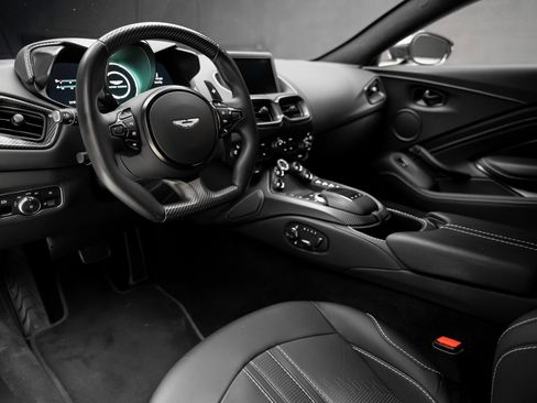 Used 2022 Aston Martin V8 Vantage image 2