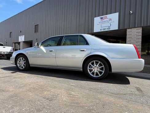 Used 2010 Cadillac DTS Luxury FWD image 4