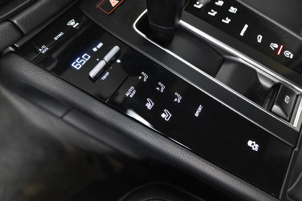 Certified 2025 Porsche Macan AWD/4WD image 24