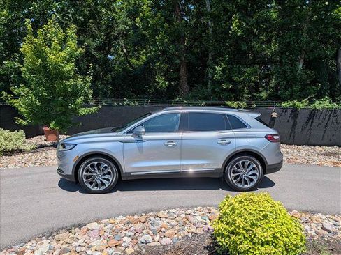 Used 2023 Lincoln Nautilus Reserve AWD/4WD image 2