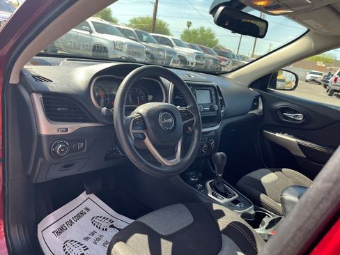 Used 2018 Jeep Cherokee Latitude AWD/4WD image 23