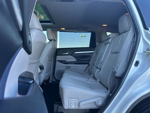Used 2019 Toyota Highlander XLE image 12