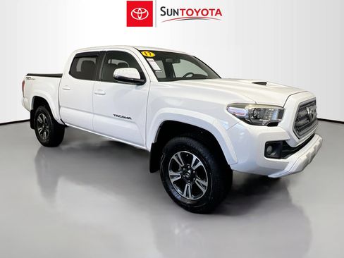 Used 2017 Toyota Tacoma TRD Sport image 1