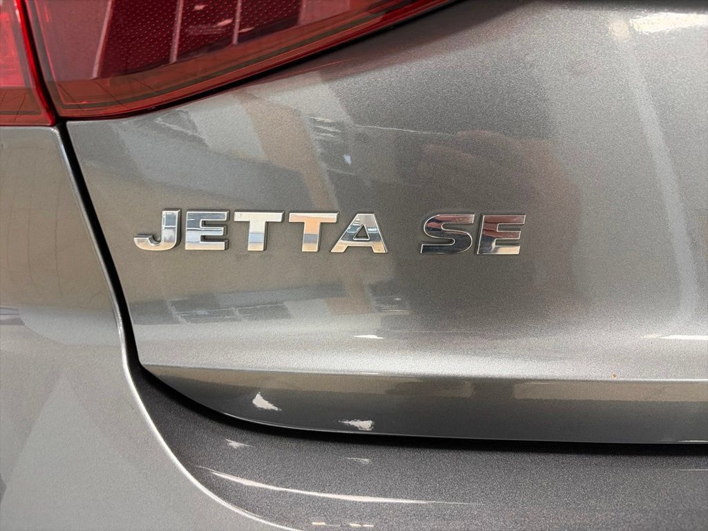 Used 2017 Volkswagen Jetta SE FWD image 6