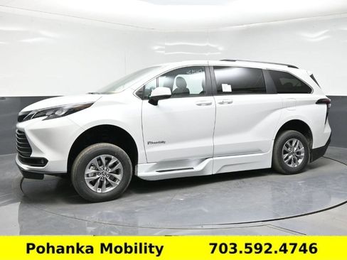 Used 2026 Toyota Sienna XLE FWD image 13
