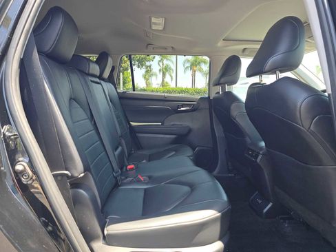 Used 2023 Toyota Highlander XLE FWD image 12