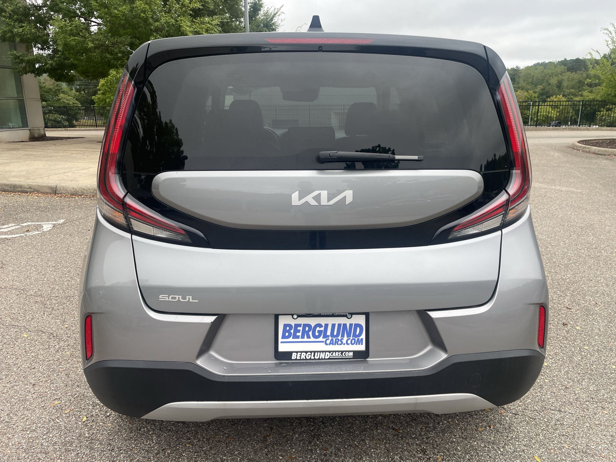 Used 2025 Kia Soul LX w/ LX Technology Package FWD image 4