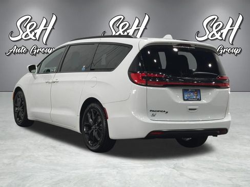 Used 2022 Chrysler Pacifica Touring-L w/ S Appearance Package image 16