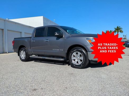 Used 2018 Nissan Titan SV image 3