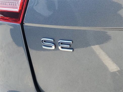 Used 2023 Volkswagen Tiguan SE R-Line image 7