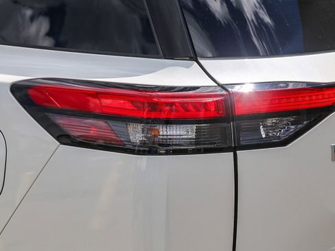Used 2023 Nissan Pathfinder Platinum FWD image 8