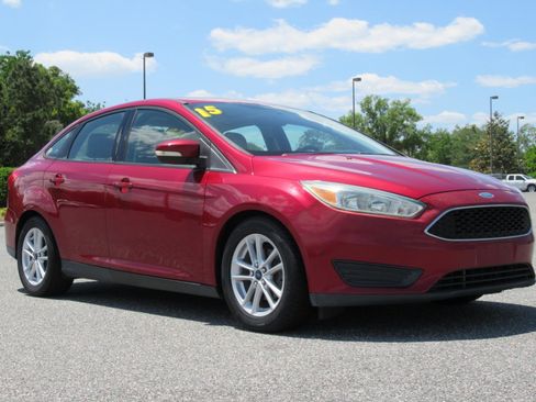 Used 2015 Ford Focus SE FWD image 1