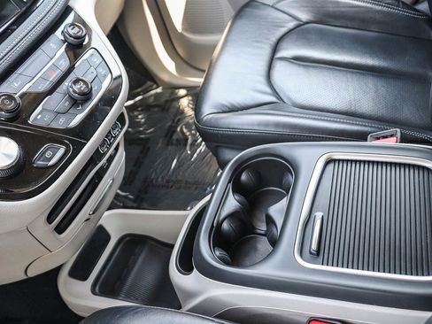 Used 2022 Chrysler Pacifica Touring-L FWD image 24