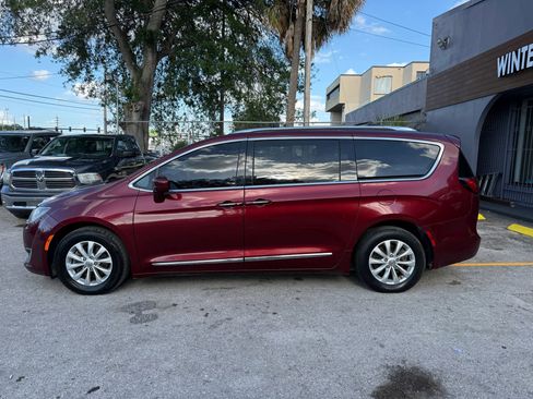 Used 2019 Chrysler Pacifica Touring-L image 6