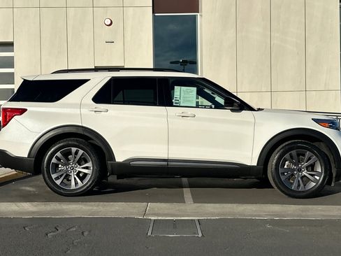 Used 2022 Ford Explorer XLT w/ Equipment Group 202A image 2