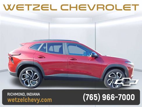 Used 2025 Chevrolet Trax RS w/ Sunroof Package FWD image 2