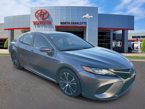 Used 2019 Toyota Camry SE image 2