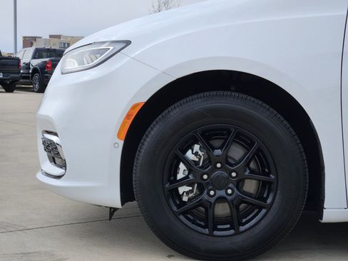 Used 2025 Chrysler Pacifica Select image 11