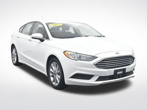 Used 2017 Ford Fusion SE w/ Fusion SE Technology Package FWD image 3