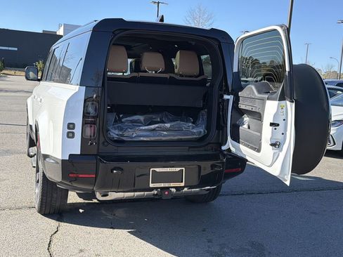 New 2026 Land Rover Defender 130 X-Dynamic SE image 13