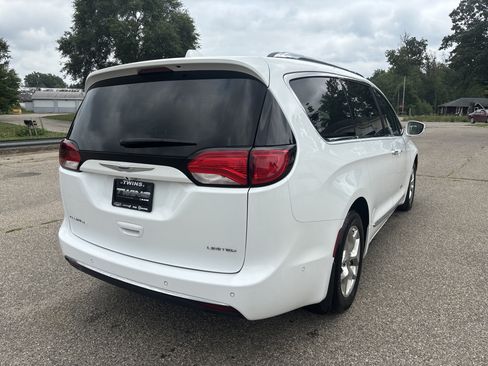 Used 2019 Chrysler Pacifica Limited w/ Advanced Safetytec Group FWD image 6