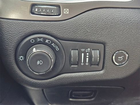 Certified 2021 Jeep Cherokee Latitude Lux w/ Sun & Sound Group image 19