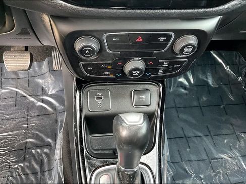 Used 2019 Jeep Compass Latitude FWD image 32