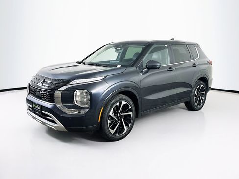 Used 2024 Mitsubishi Outlander SE image 3