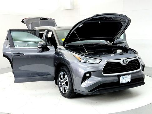 Used 2023 Toyota Highlander XLE AWD/4WD image 9
