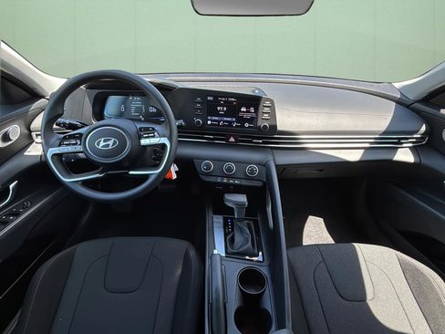 Certified 2025 Hyundai Elantra SE FWD image 24