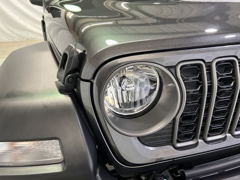 Used 2025 Jeep Wrangler Sport image 5