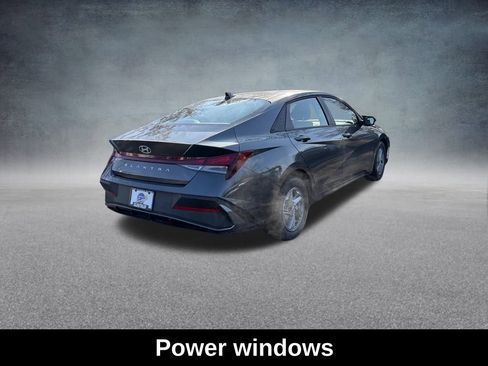 Used 2026 Hyundai Elantra SE FWD image 6