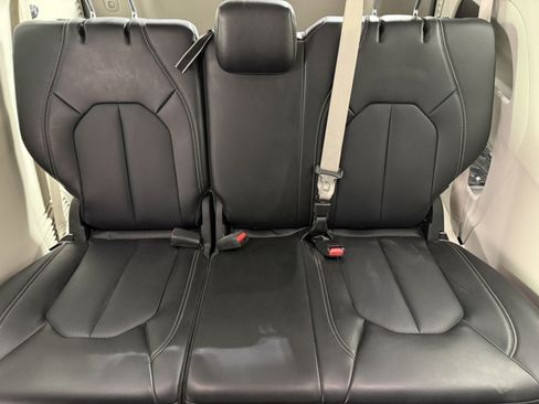Used 2024 Chrysler Pacifica Touring-L FWD image 14