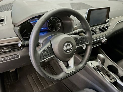 Used 2025 Nissan Altima 2.5 SV FWD image 18