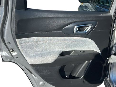 Used 2022 Jeep Compass Latitude image 27