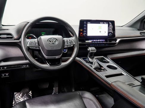 Used 2022 Toyota Sienna XSE image 5