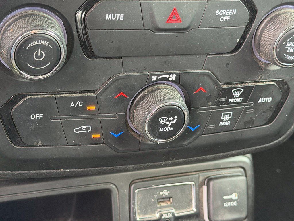 Used 2020 Jeep Renegade Latitude w/ Popular Equipment Group FWD image 27