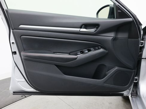 Used 2024 Nissan Altima 2.5 SR FWD image 13