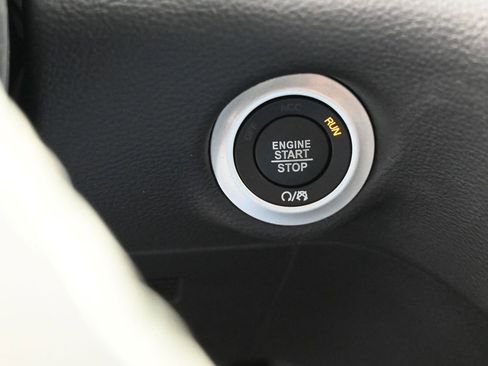 Used 2025 Chrysler Pacifica Select FWD image 24