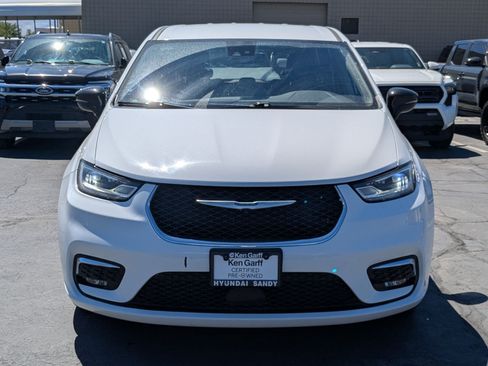 Used 2024 Chrysler Pacifica Touring-L FWD image 11